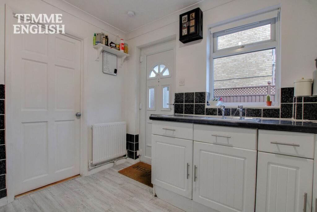Apartment in Southend-on-Sea - More