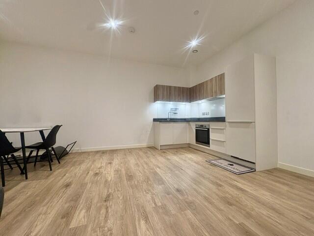 Apartment in Swindon, Station Industrial Estate, North Star - View 4