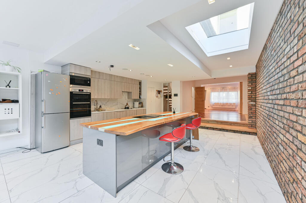 House in Croydon - More