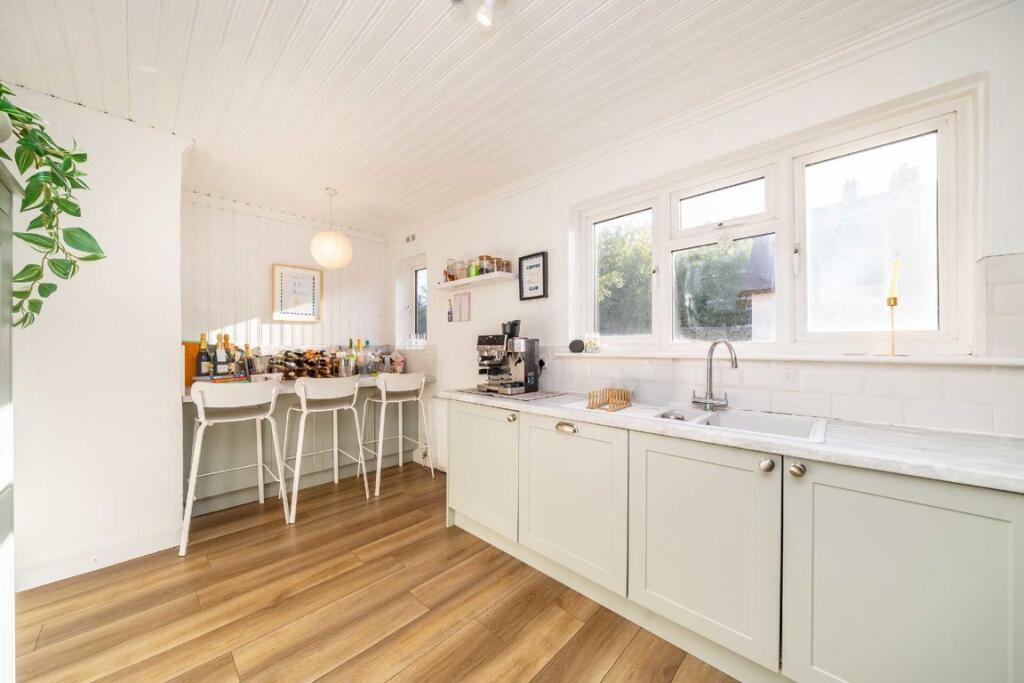 Main image of property: Kings Avenue, Clapham
