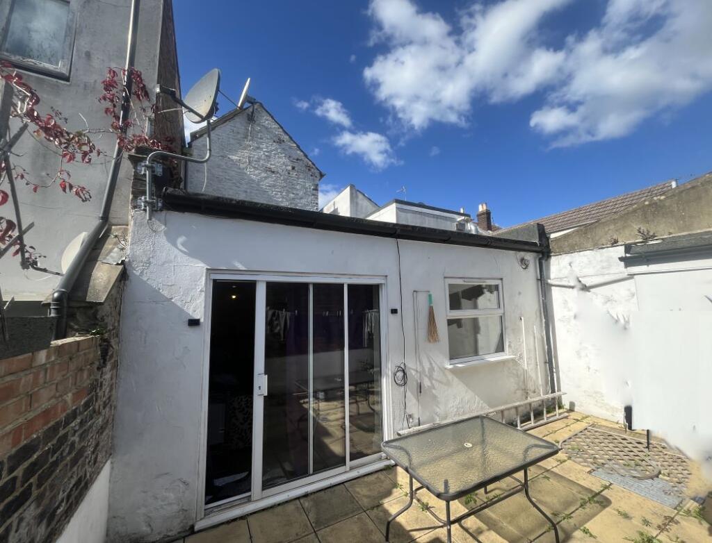 Main image of property: 76B Kingston Road, Portsmouth, Hampshire, PO2 7PA