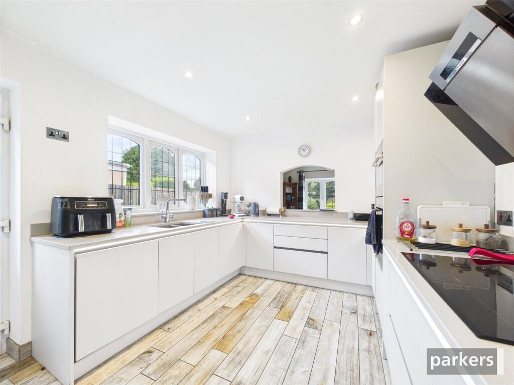 Woodlands Avenue, Woodley, Reading, Berkshire, RG5 photo 2