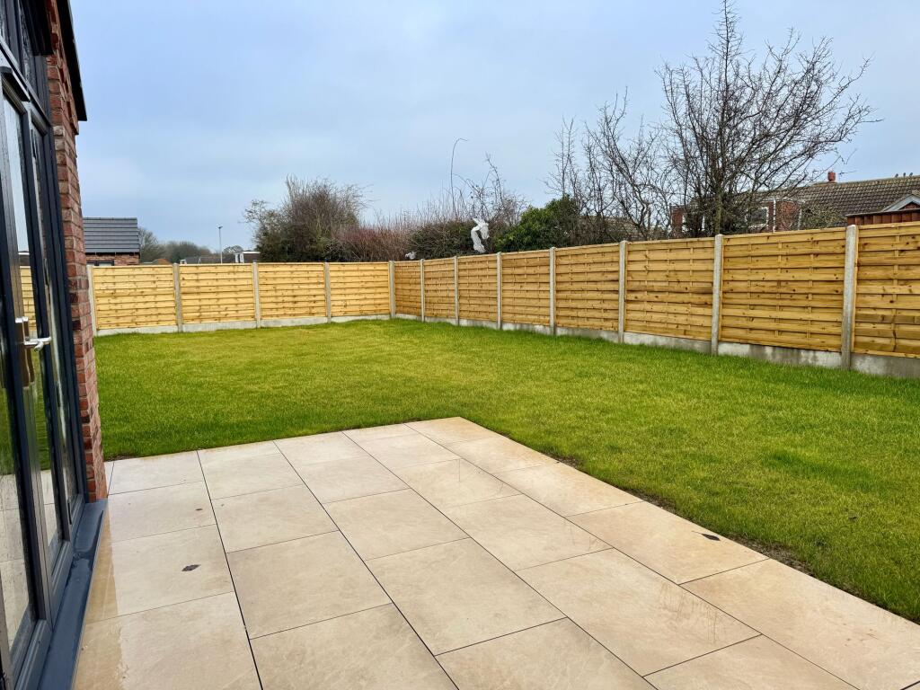 Fieldhead Road, Laceby, DN37 photo 4