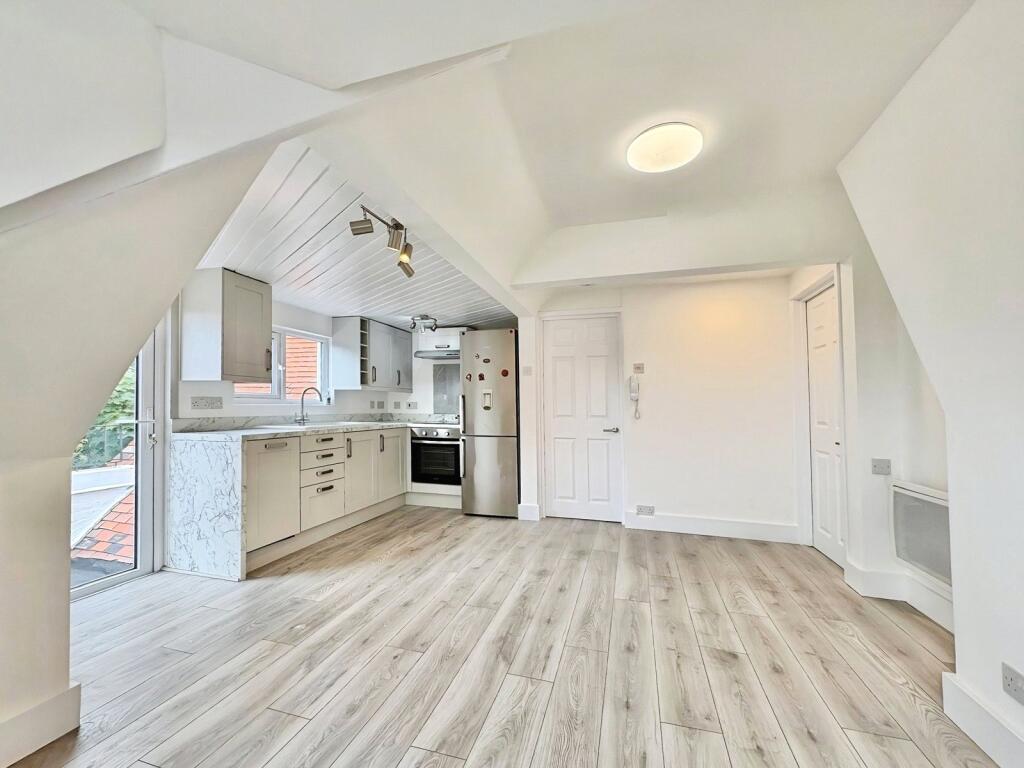 1-bed flat on Frimley Road, Camberley, Surrey, GU15, £125,000