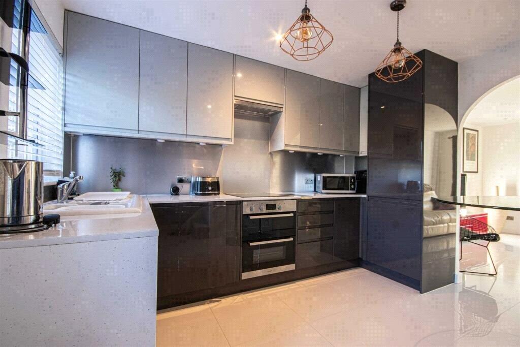 Spartina Drive, Lymington, Hampshire, SO41 photo 2