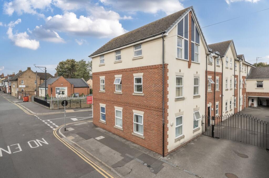 Main image of property: Flat 8, 64 Portland Street, Lincoln, Lincolnshire, LN5