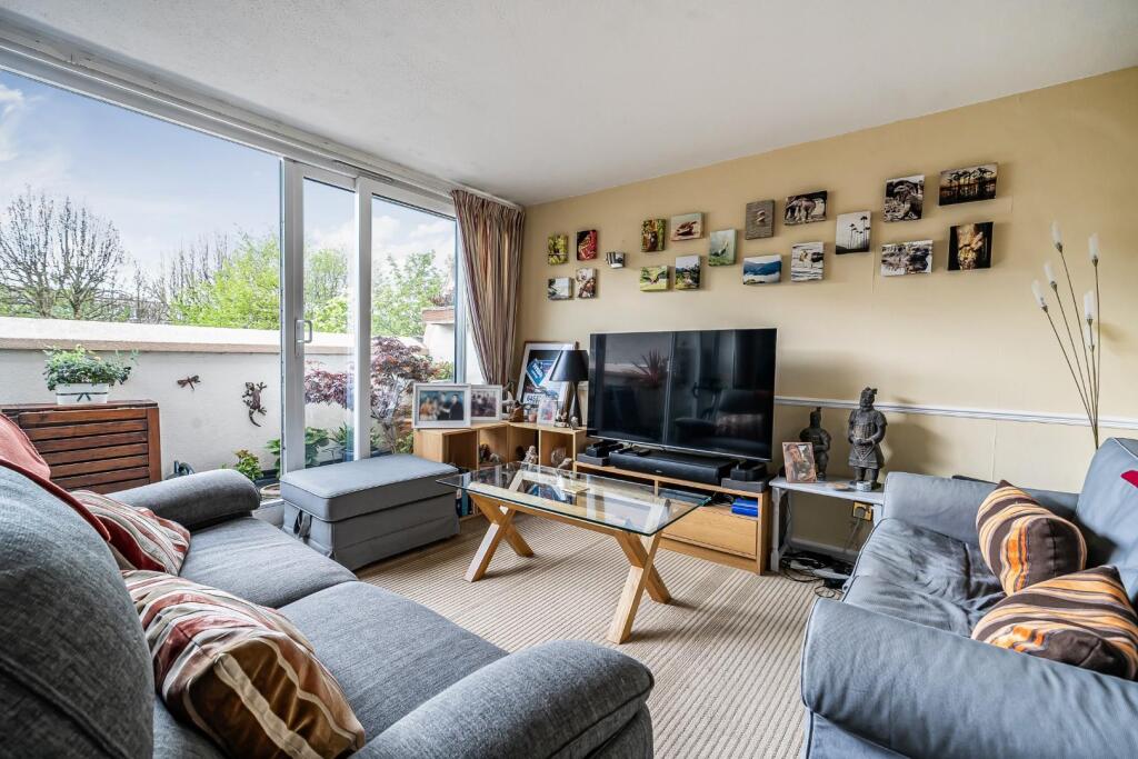 Apartment in Windsor - View 5