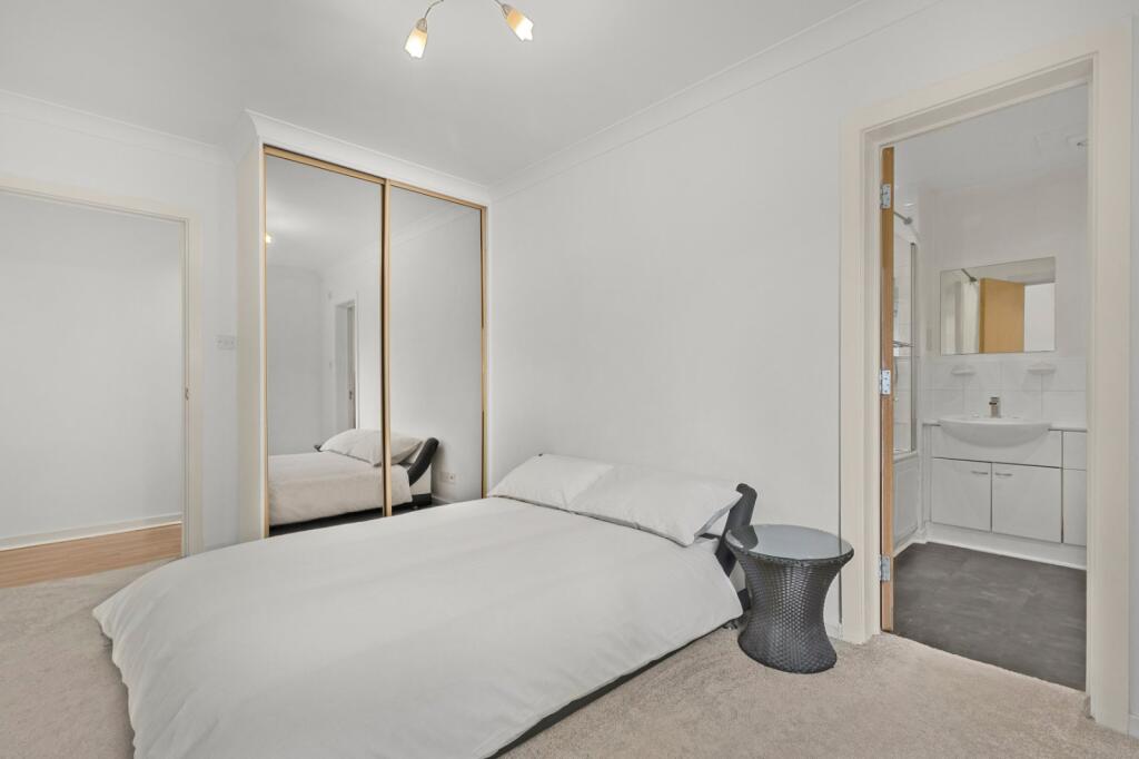 Apartment in London, Blackwall - View 2