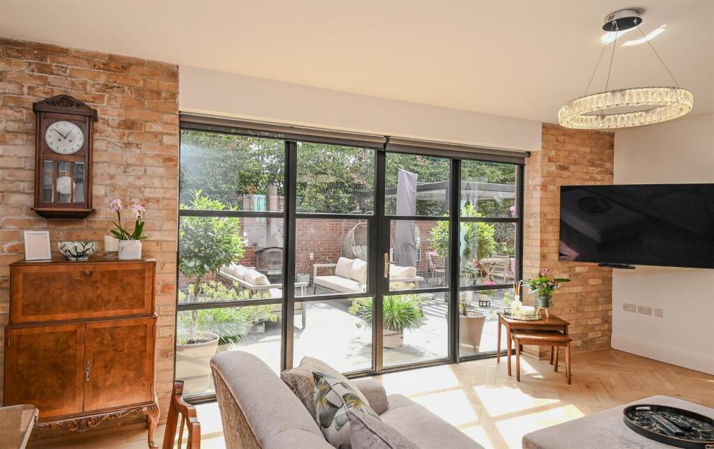 Mulberry House, Weaverlake Drive, Yoxall, DE13 photo 2