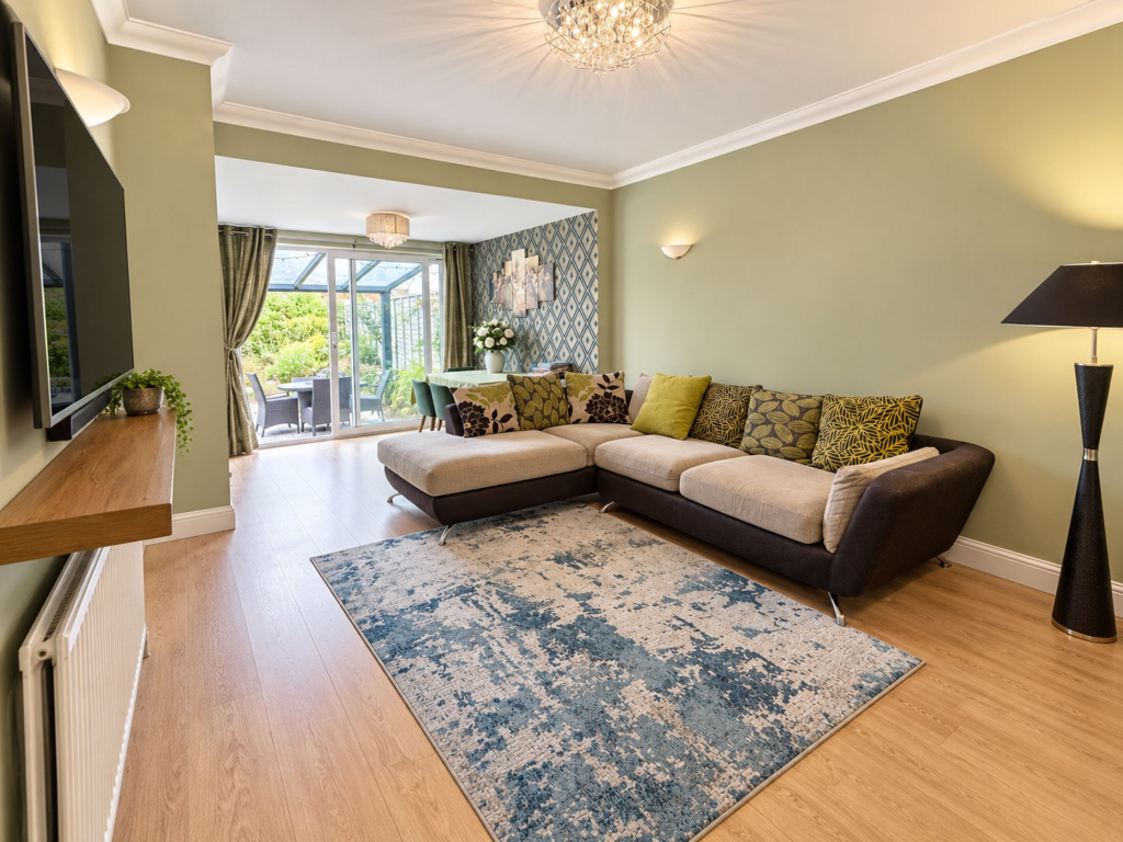 House in London, Chingford Mount, Highams Park - View 3
