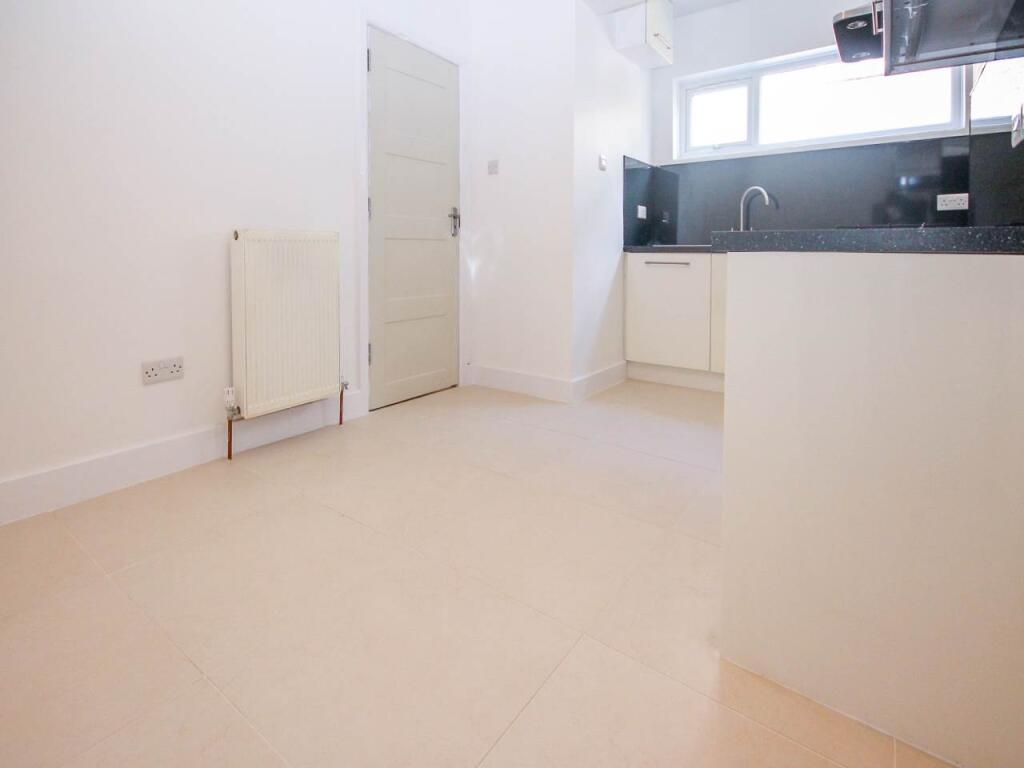 Apartment in Christchurch, Pokesdown, Bournemouth - View 5
