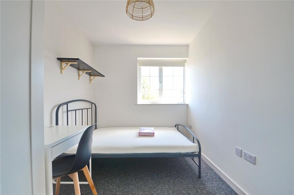 6 bedroom semi-detached house for rent
