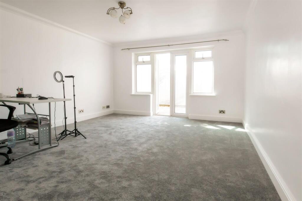 Oakcroft Gardens, Littlehampton photo 2
