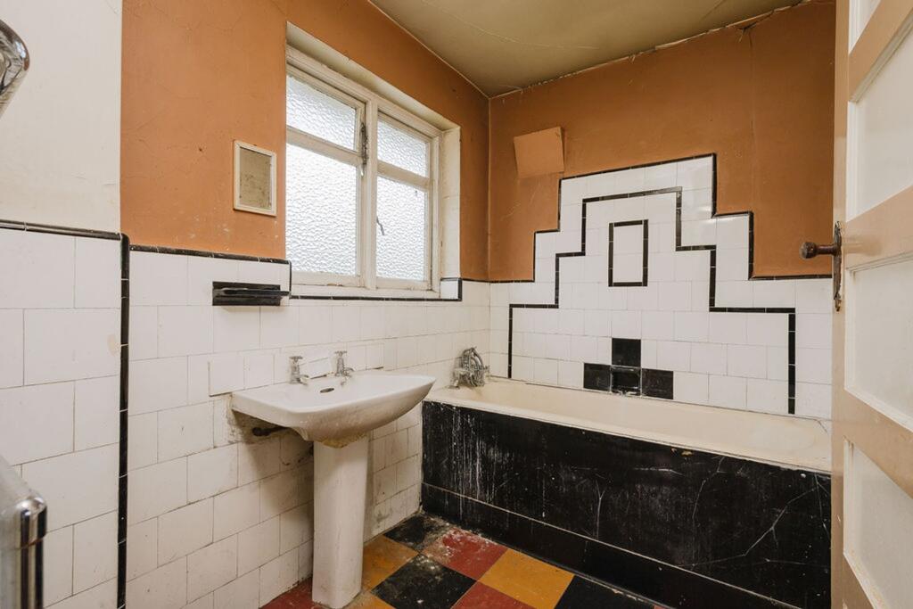 House in London, Cottenham Park, Raynes Park - More