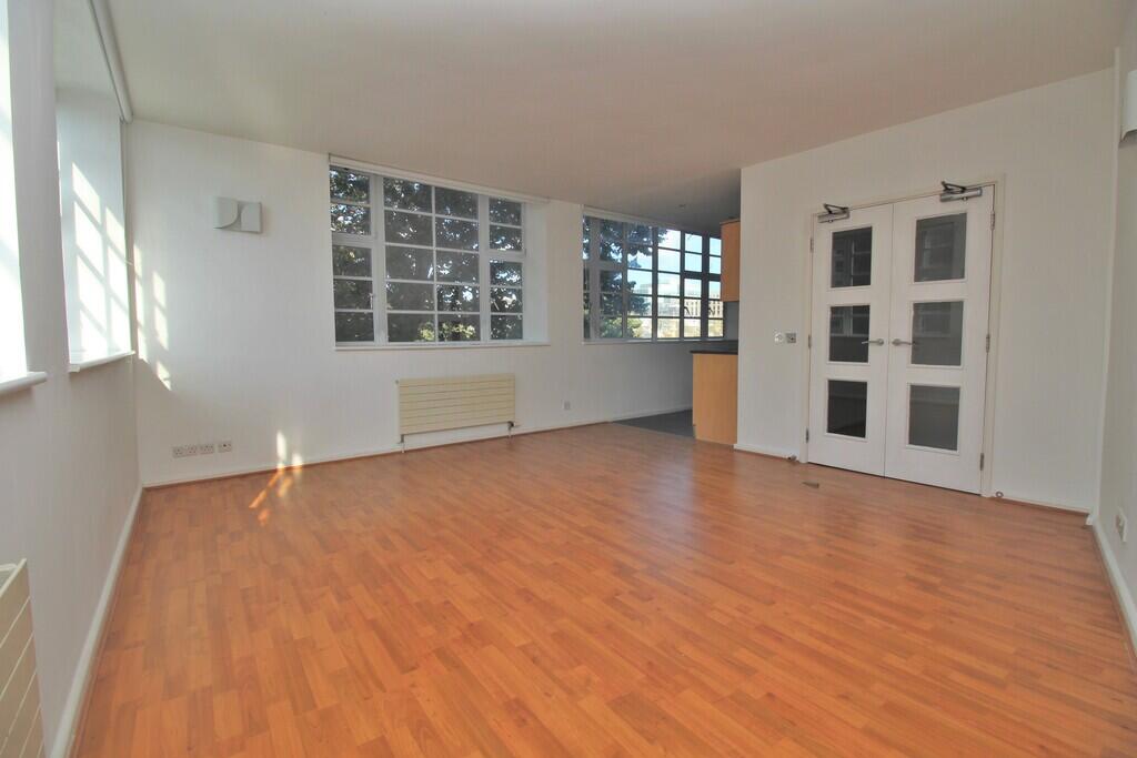 Apartment in Brighton, Round Hill - More