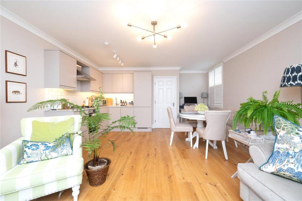 Apartment in St Albans, Townsend - More