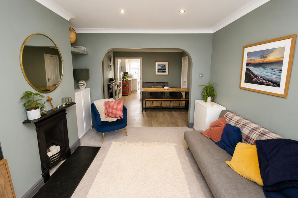 House in Reading, The Triangle, Tilehurst - More