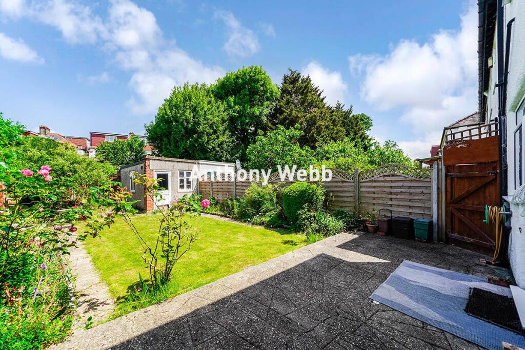 Ashridge Gardens, Palmers Green, N13 photo 2