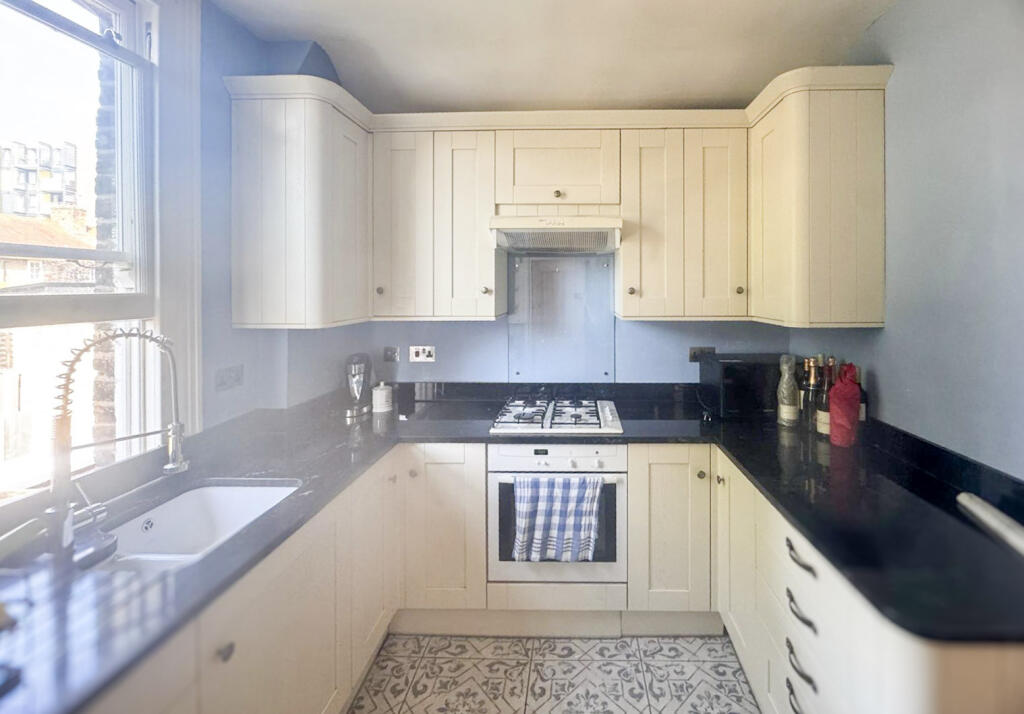 3 bedroom maisonette for rent
