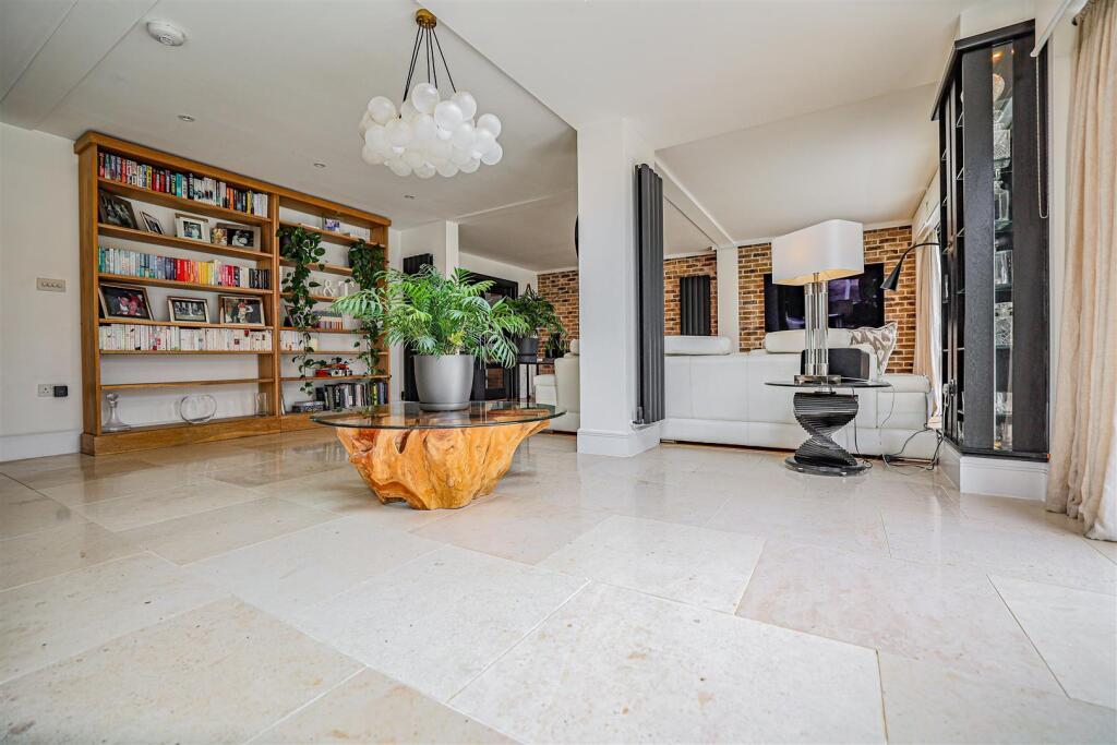 House in Hemel Hempstead, Leverstock Green - More