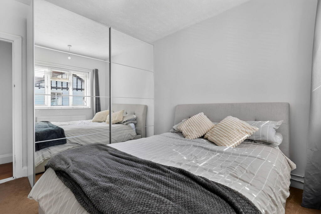 Apartment in Southend-on-Sea - More
