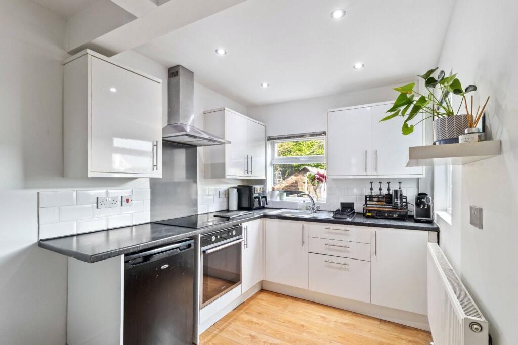 Hale Road, Hale Barns, Altrincham, Greater Manchester, WA15 - Skats 6