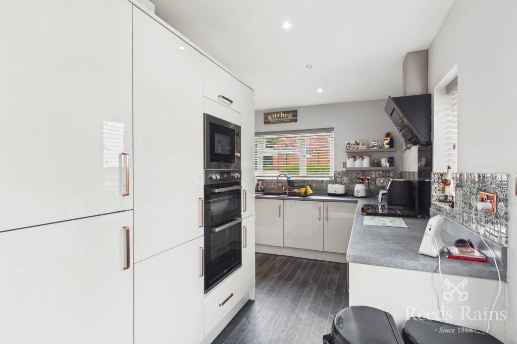 Dodworth Drive, Wakefield, West Yorkshire, WF2 - View 5