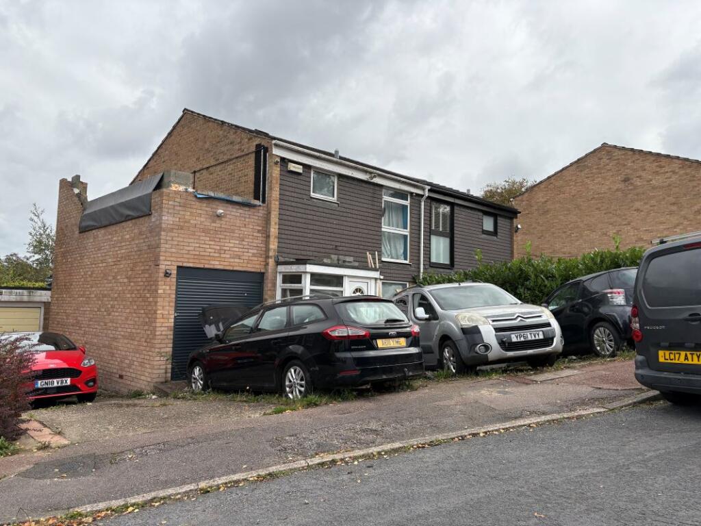 Main image of property: 32 St. Lukes Road, Tunbridge Wells, Kent, TN4 9JH