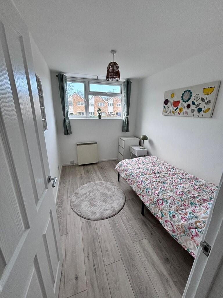 Apartment in Waverley, Farnham - View 3