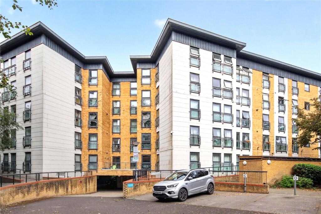 2-bed flat on Mount Lane, Bracknell, Berkshire, RG12, £265,000