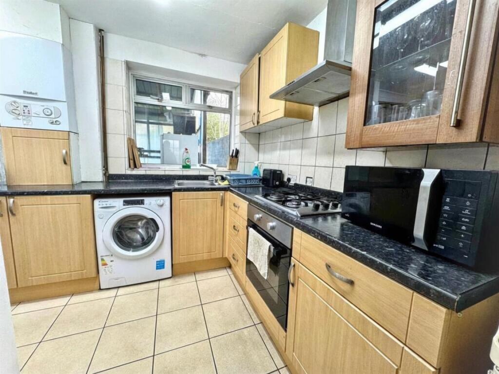 House in London, Burnt Oak, Colindale - More