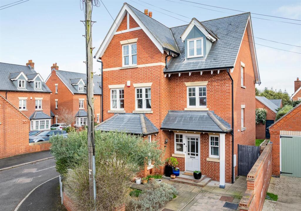 Main image of property: 8 Chatsworth Gardens, Shrewsbury, SY3 7BG