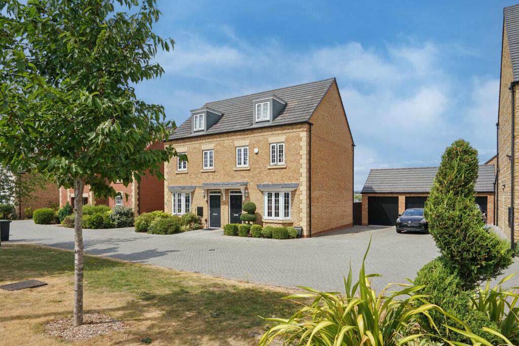 Main image of property: Skylark Way, Witney, OX28