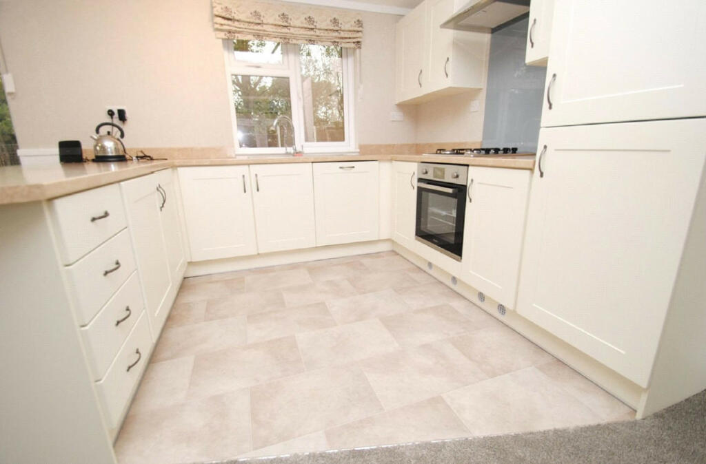 1-bed caravan on Upminster, Essex, RM14, £240,000