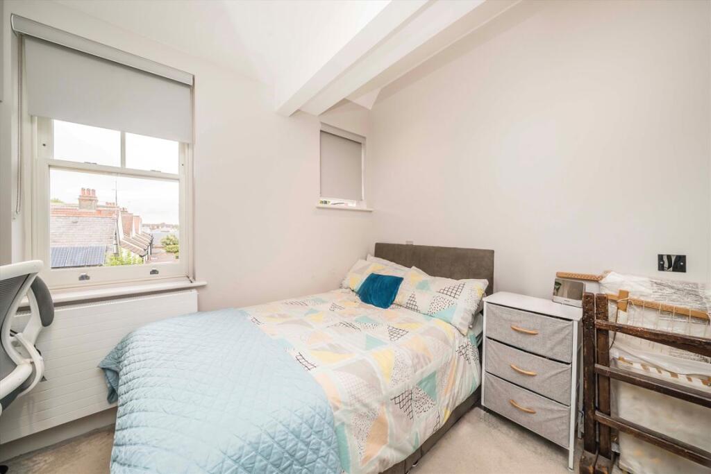Apartment in Kingston upon Thames - View 5