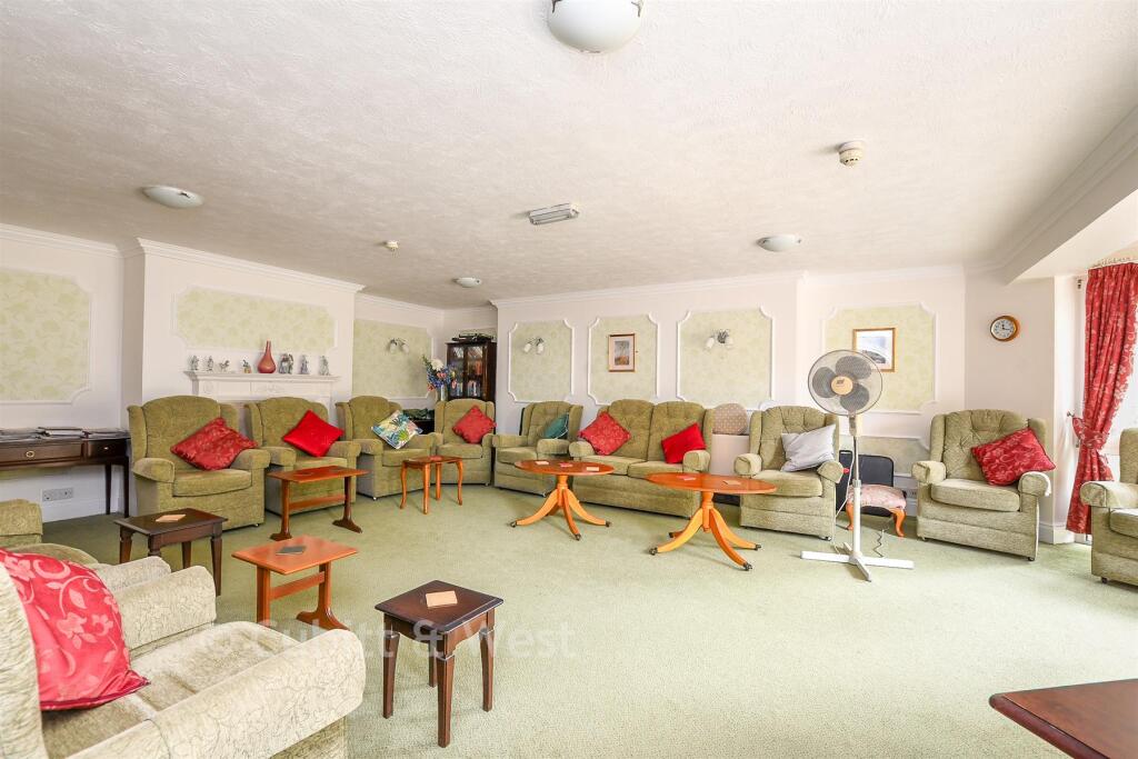 Apartment in Reigate and Banstead, Surrey - View 5