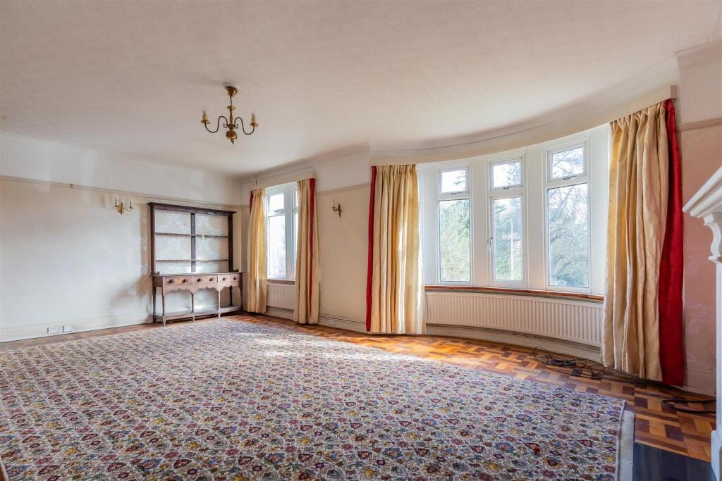 House in Cardiff, Lakeside, Cyncoed - More