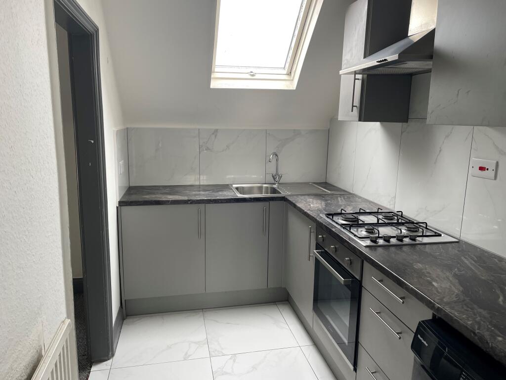 Apartment in Southend-on-Sea - View 3
