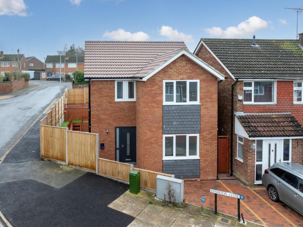 3 bedroom detached house for sale in Kinmoor Close, Luton, LU3