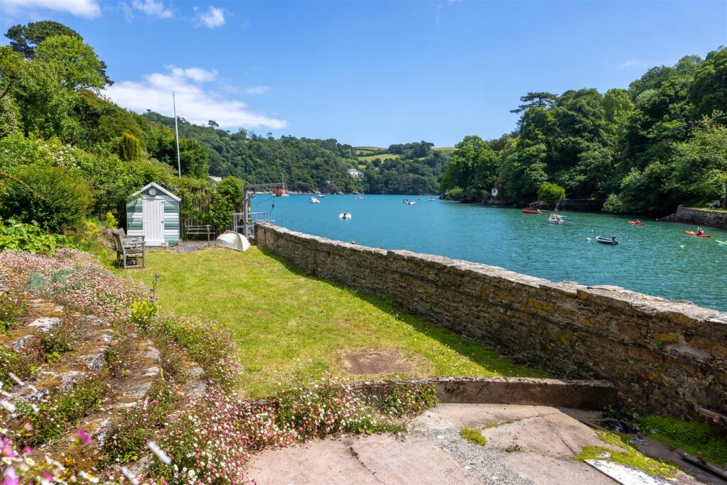 Waterside Home With Private Mooring photo 2