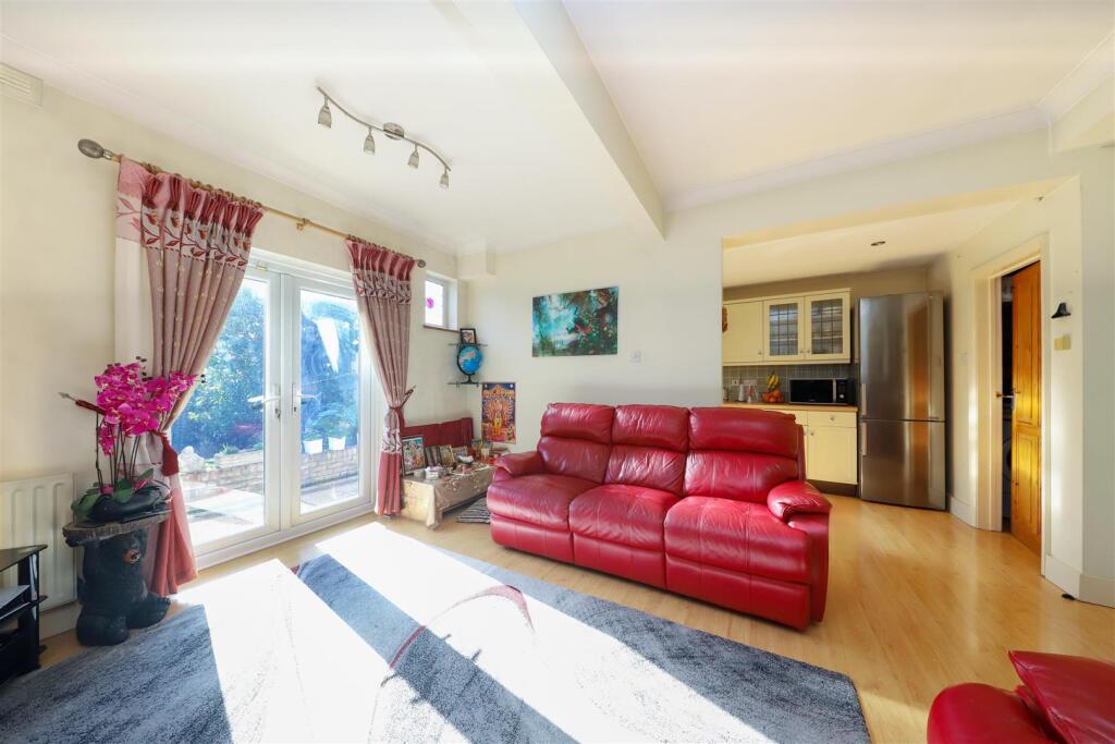 Star Road, Hillingdon, UB10 photo 2