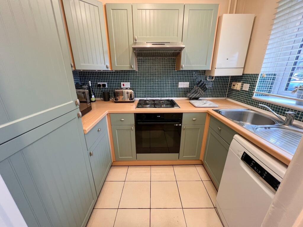 House in Elmbridge, Molesey - More