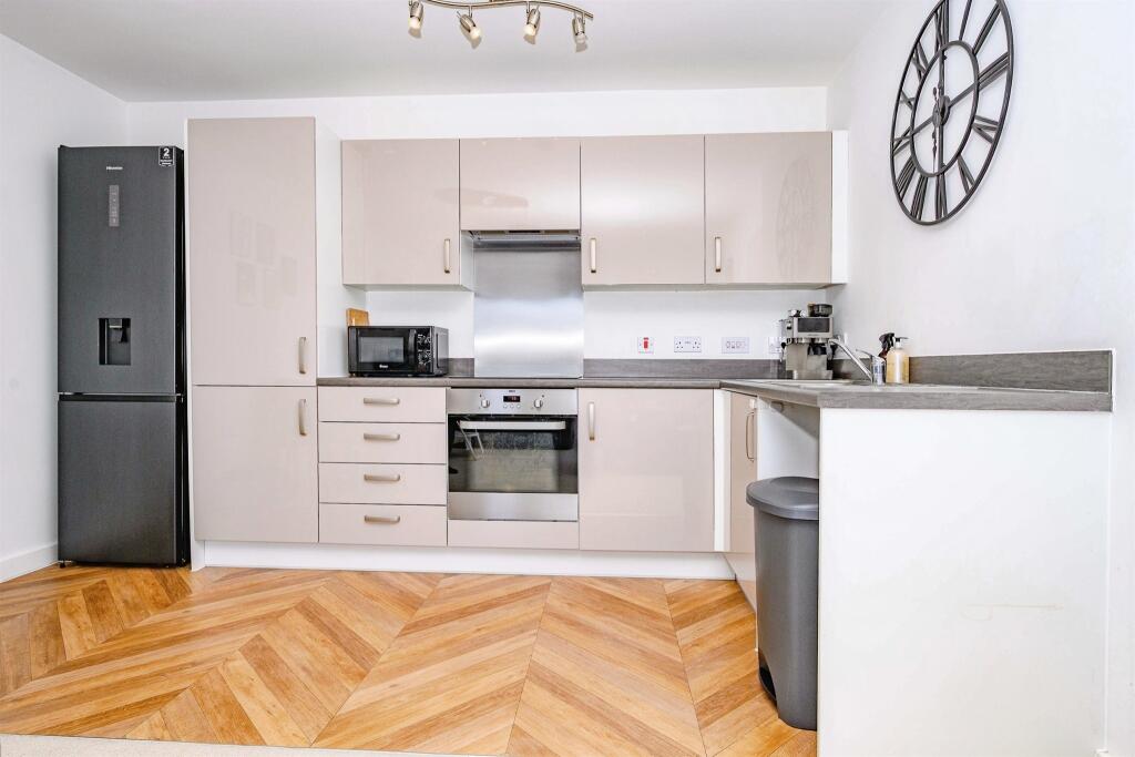 Apartment in Dacorum, Hertfordshire - View 5