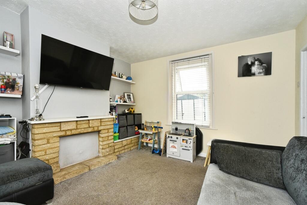 House in Swindon, Greenbridge, Lower Stratton - More