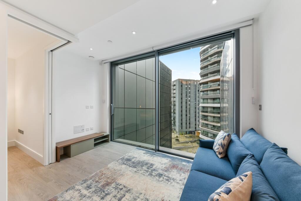 Main image of property: Carrara Tower, 1 250 City Road, Bollinder Place, Old Street, EC1V