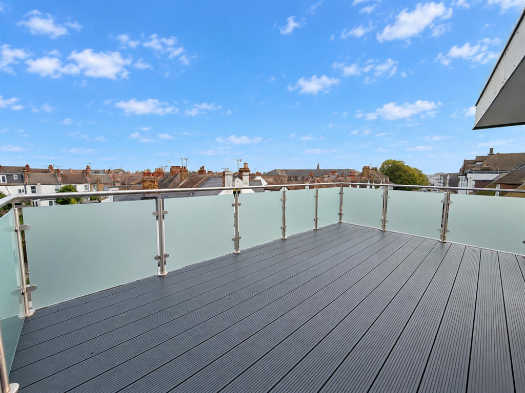 Apartment in Southend-on-Sea - View 2