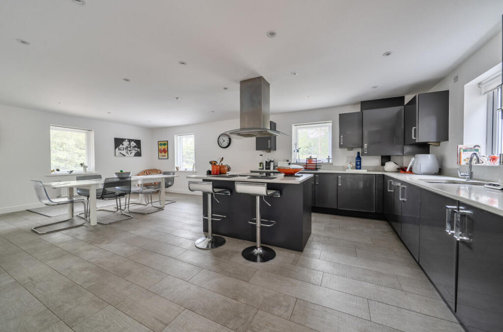 House in Bracknell - View 2