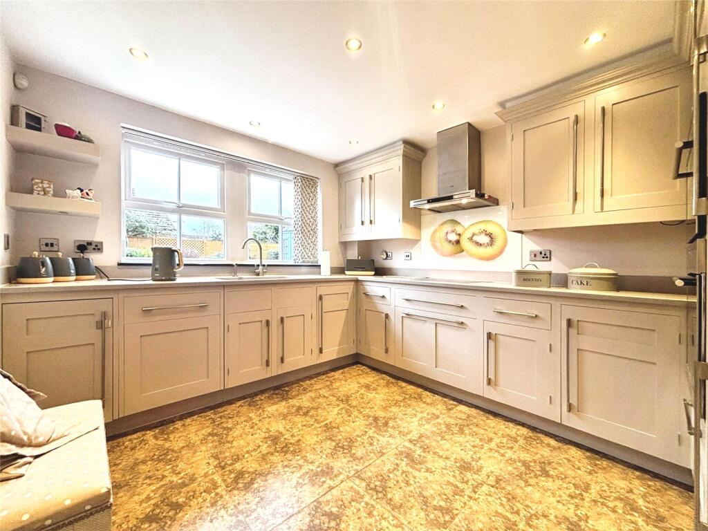 Robins Grove, Warwick, Warwickshire, CV34 photo 3