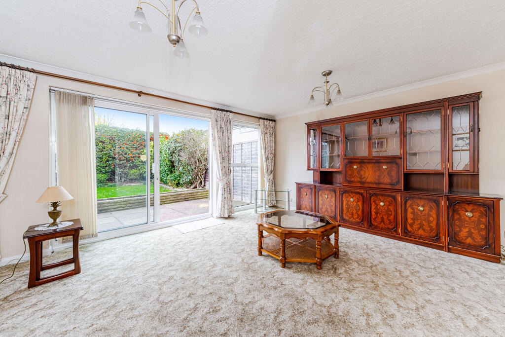 Beechwood Avenue, Sunbury on Thames, TW16 photo 4