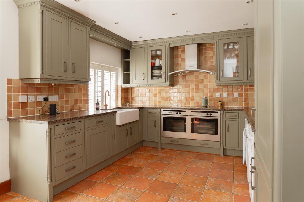 House in Tandridge, Nutfield - View 4